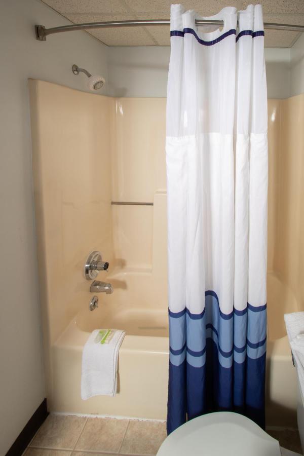 Eastbrook Inn Ронкс Екстериор снимка