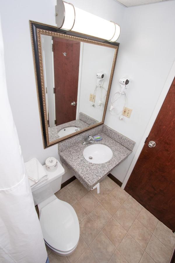 Eastbrook Inn Ронкс Екстериор снимка
